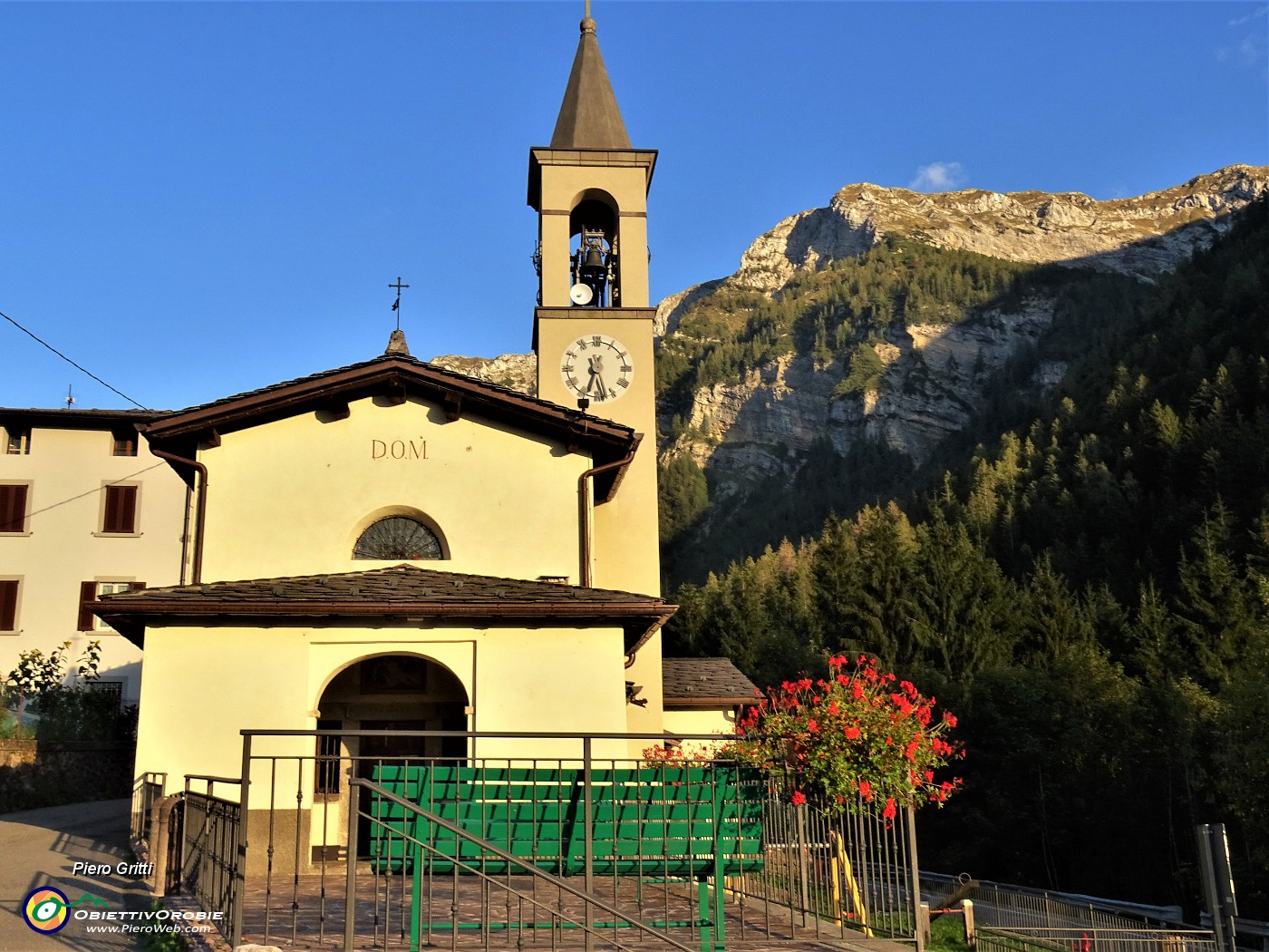 79 Chiesetta Madonna dsella neve a Capovalle di Roncobello.JPG